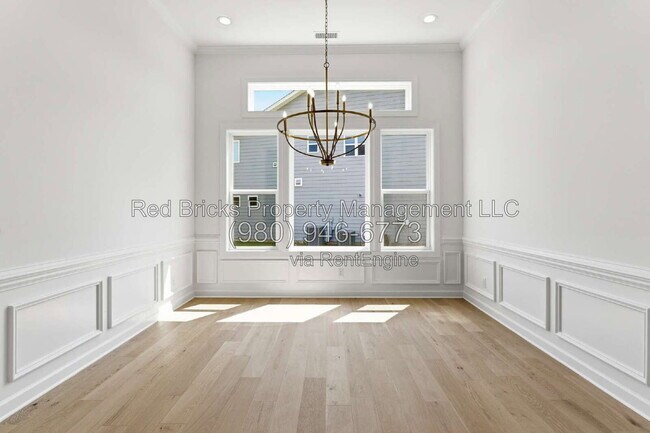 Building Photo - 4016 Dahlia Dr