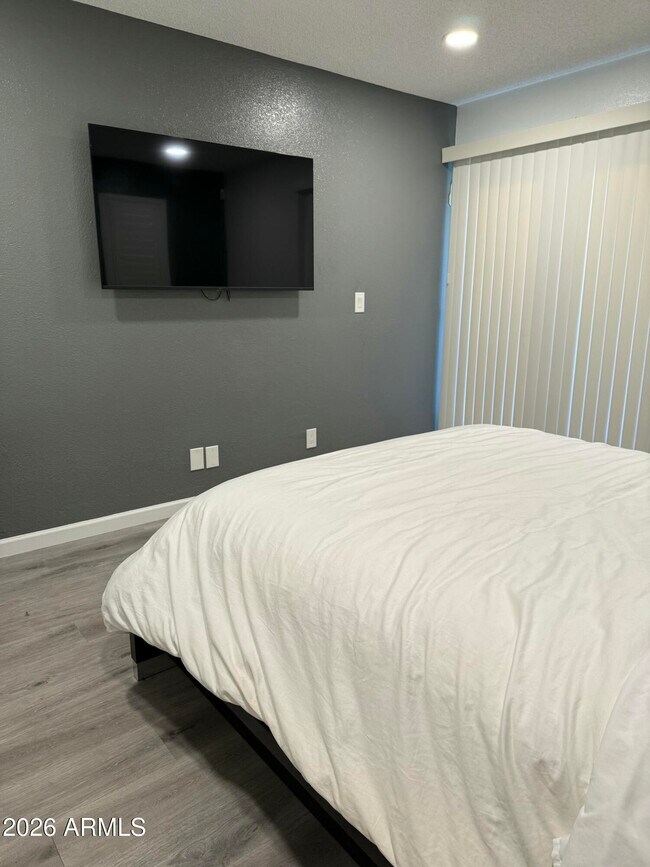 Building Photo - 1820 E Morten Ave