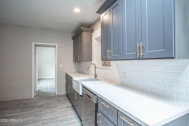 Building Photo - 2521 N 28th Pl