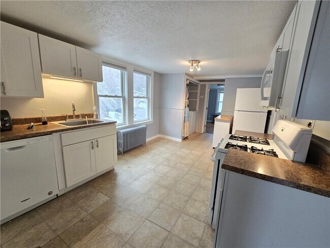 Building Photo - 968 Elm St