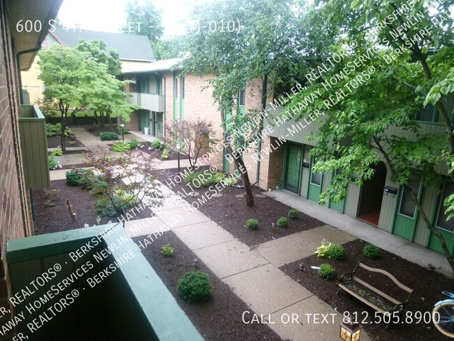 Building Photo - Downtown 1 bedroom Courtyard Apartment