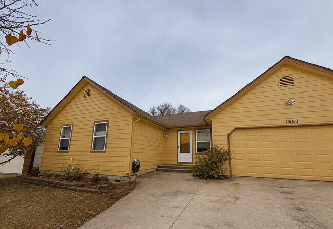 Building Photo - 1680 S Espana Way