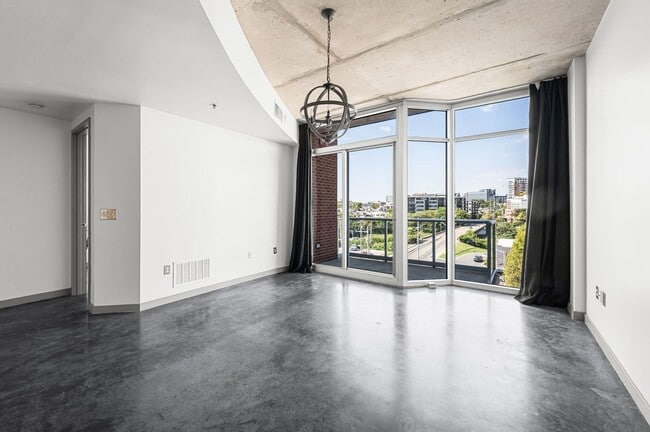 Building Photo - Awesome 1BE/1BA Condo in the Gulch w/2-res...