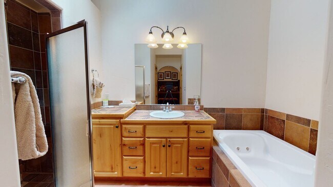 Building Photo - 3 Bedroom House by the Golf Course Fully Furnished