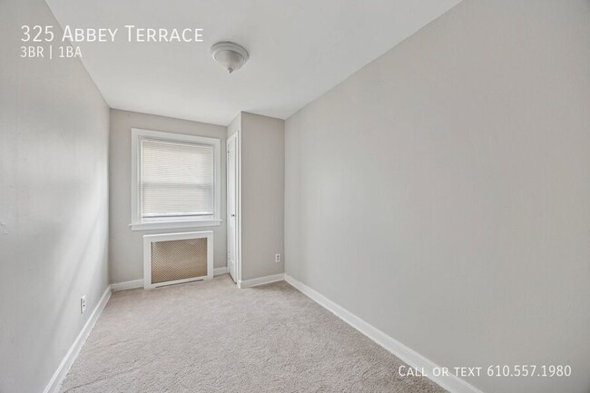 Building Photo - 325 Abbey Terrace