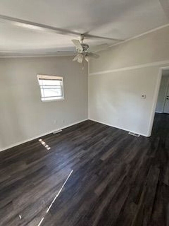 Building Photo - Great 1 bedroom 1 Bath Duplex