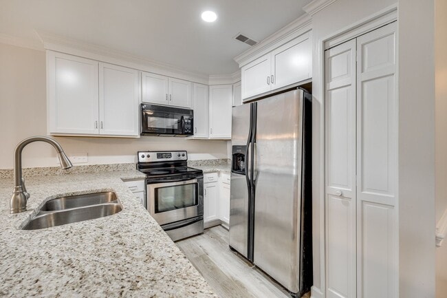 Building Photo - Charming 2 bed 2 bath condo with great water views in gated community in Charlotte on Lake Wylie!