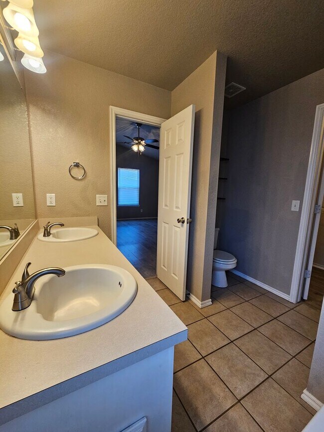 Building Photo - 2713 Edgemere Dr