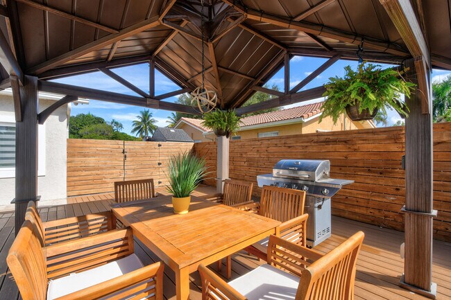 Building Photo - 7101 W Lake Dr