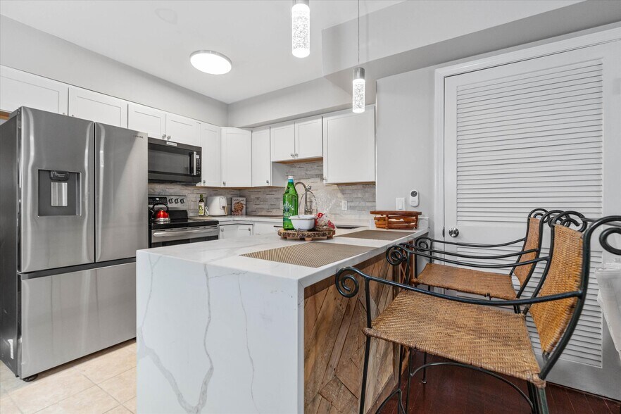 Building Photo - 305 E 9th St