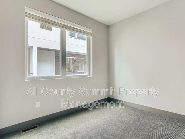 Building Photo - 1567 King St