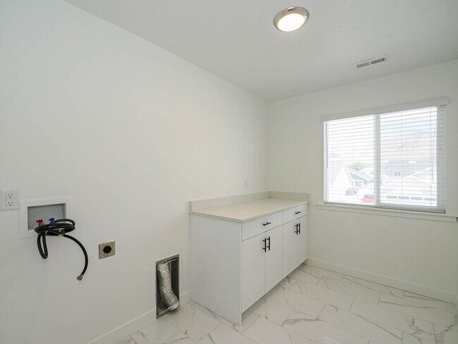 Building Photo - 4 Bedroom, 2.5 bathroom Eagle Mountain Home
