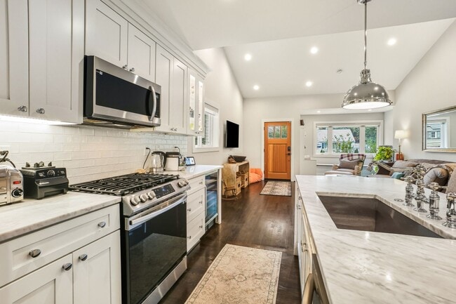 Building Photo - ELEGANT AND SPACIOUS 5 BEDROOM 3 FULL BATHROOM HOME IS AVAILABLE 3-1-2026  IN THE ROSEMARY HILLS ...