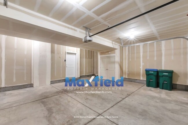 Building Photo - 3 BD + Office 2 BA 2 GA Luxury Townhouse  ...
