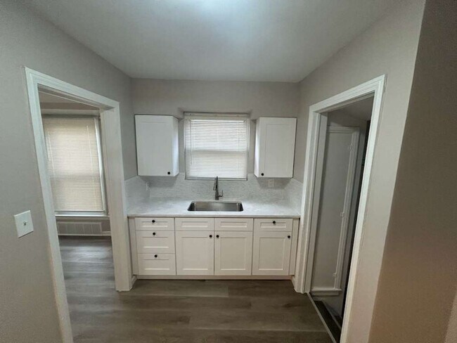 Building Photo - Charming 3 Bedroom Bungalow