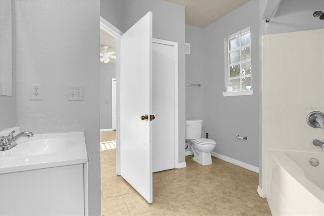 Building Photo - 102 Vista Verdi Cir