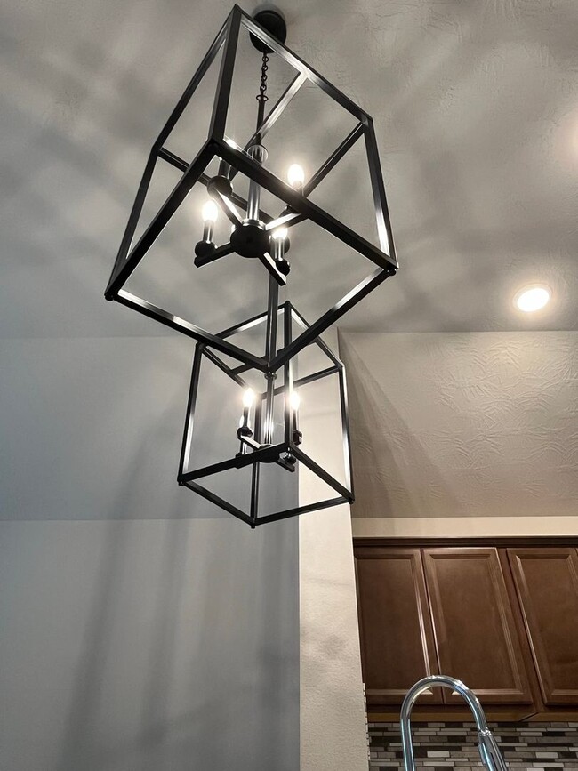 Building Photo - Like new 3 bedroom, 2 bath in the gated community of Point Aquarius/Summerchase