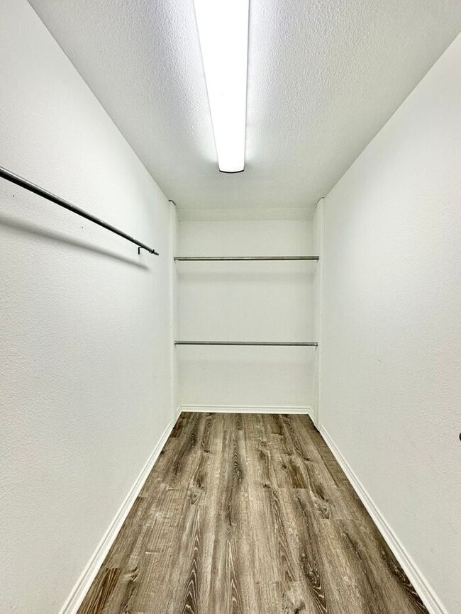 Building Photo - Available Now! Charming & Updated 3-Bedroo...