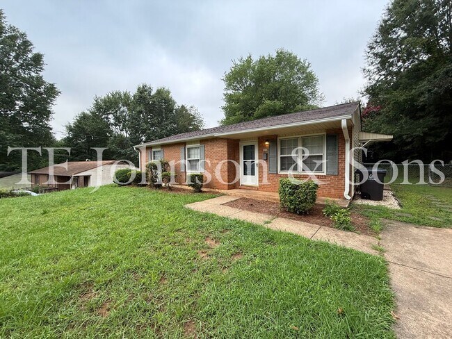 Building Photo - Charming 4 Bedroom Ranch with Fenced Yard and Hardwood Floors