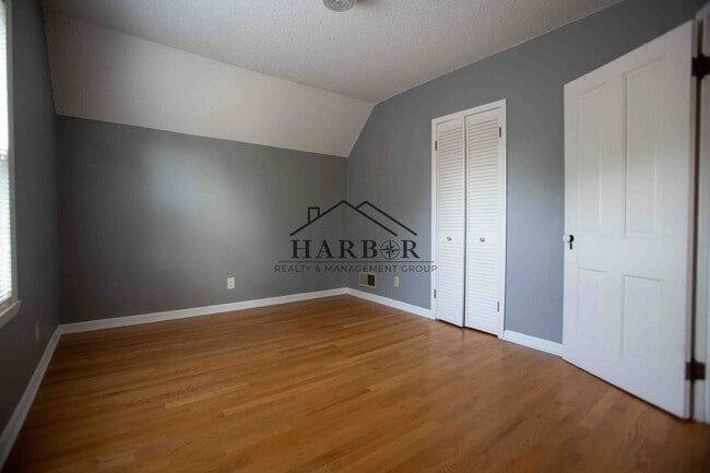 Building Photo - 825 6th Ave SW