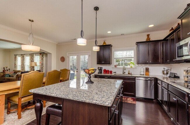 Building Photo - 255 Mimosa Dr