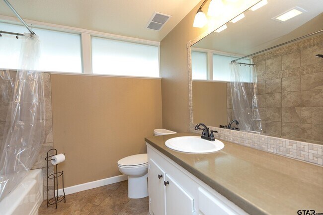 Building Photo - 3215 Fernwood Dr