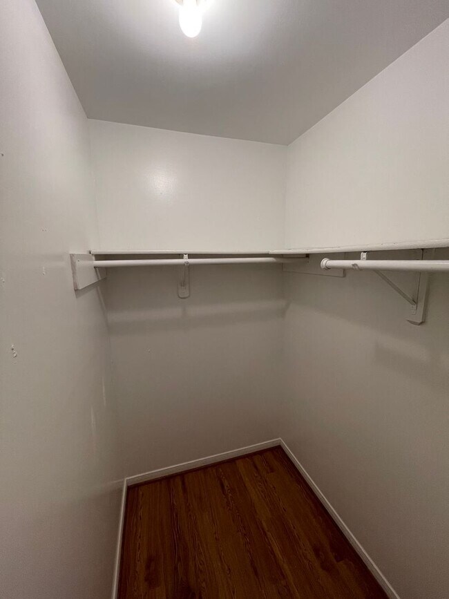 Building Photo - 825SS