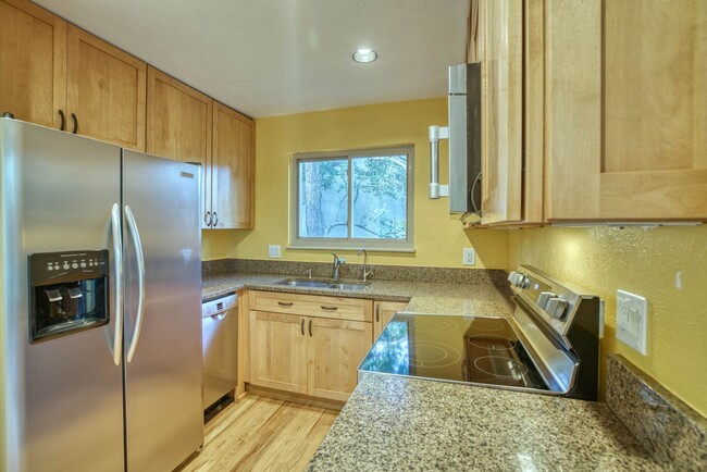 Building Photo - Charming 4 BD/1.5 BA Gunbarrel Home with G...