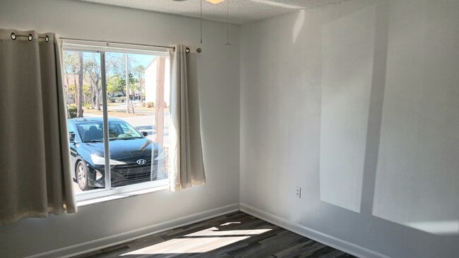 Building Photo - 2724 Hidden Lake Blvd