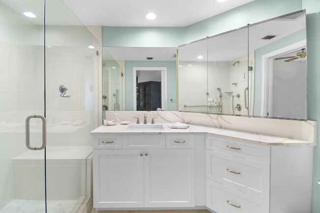 Building Photo - 221 NE Plantation Rd