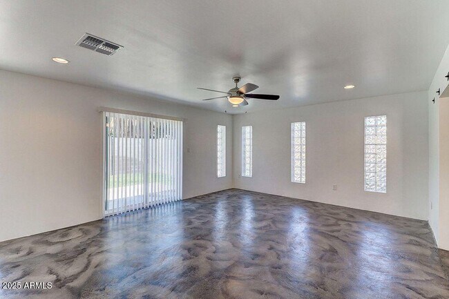 Building Photo - 8338 E Granada Rd