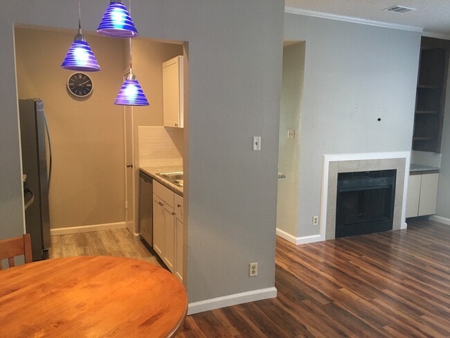 Building Photo - UT PRE LEASE: Updated 2 BR / 2 BA West Cam...