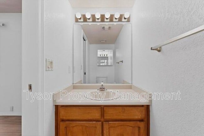 Building Photo - 10713 Towne Park Dr NE