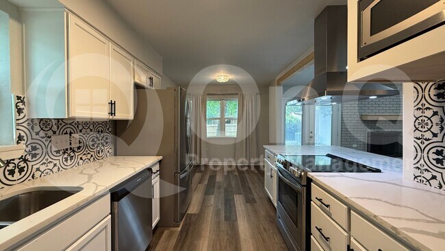 Building Photo - 306 Wildbriar Dr