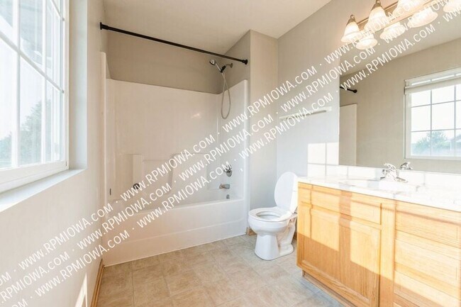 Building Photo - 440 SE Sagewood Cir