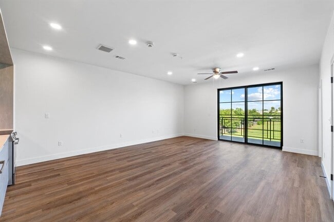 Building Photo - 4315 S Congress Ave