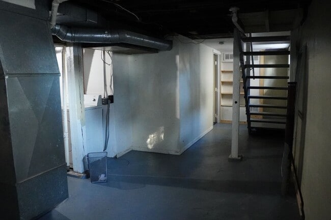 Building Photo - AVAILABLE JUNE - 3 BED 1 BATH