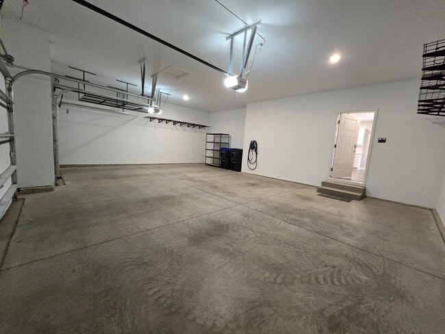 Building Photo - 6 Bedroom Home in Brookridge Estates