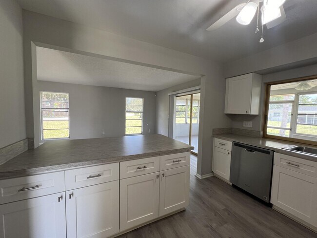 Building Photo - 1920 W Lakeview Blvd