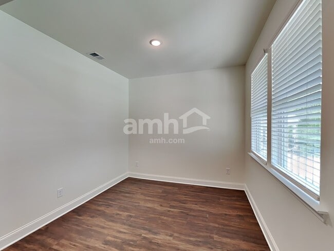 Building Photo - 301 Pecan Dr