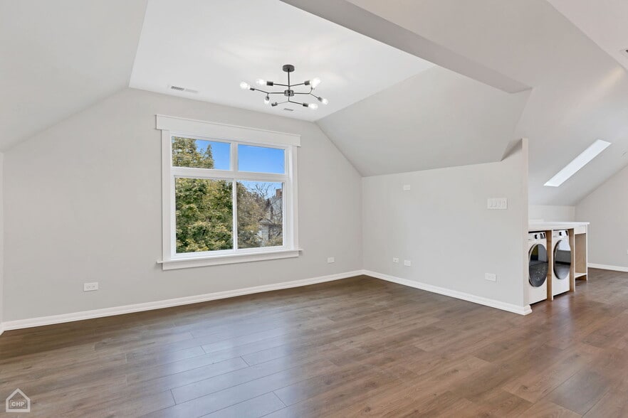 Building Photo - 2103 W Eastwood Ave