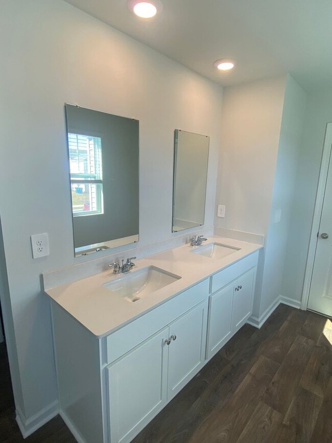 Building Photo - **$1000 off first months rent with acceptable credit and application**