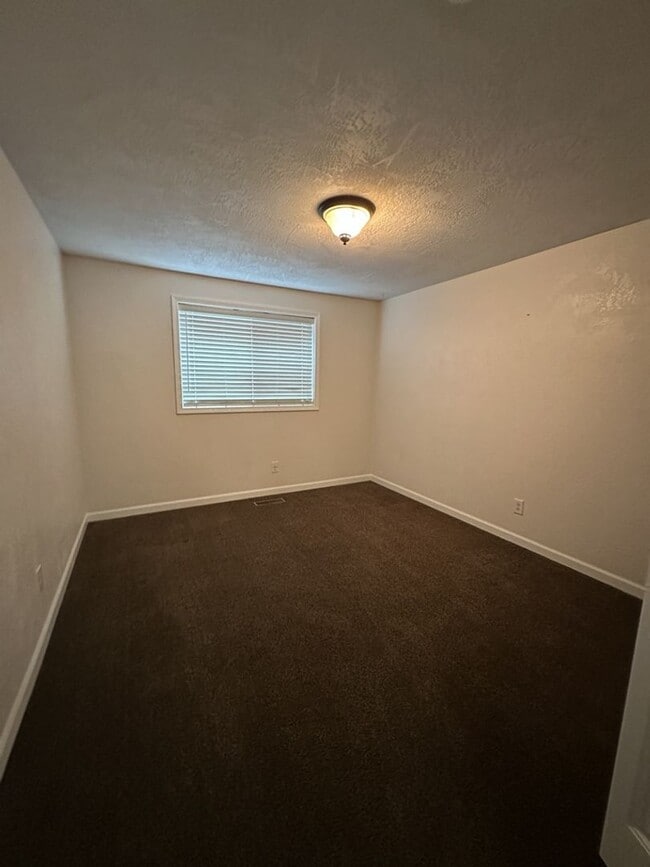 Building Photo - Pristine 3-Bedroom, 2-Bath Home with Modern Features in North Medford