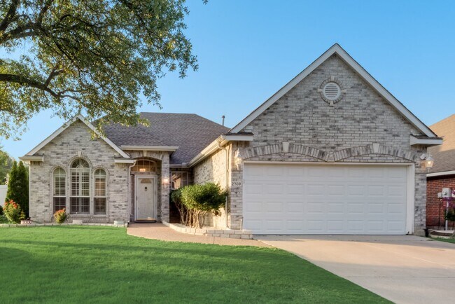 Building Photo - Beautiful 3-2 on unbelievable corner lot w...