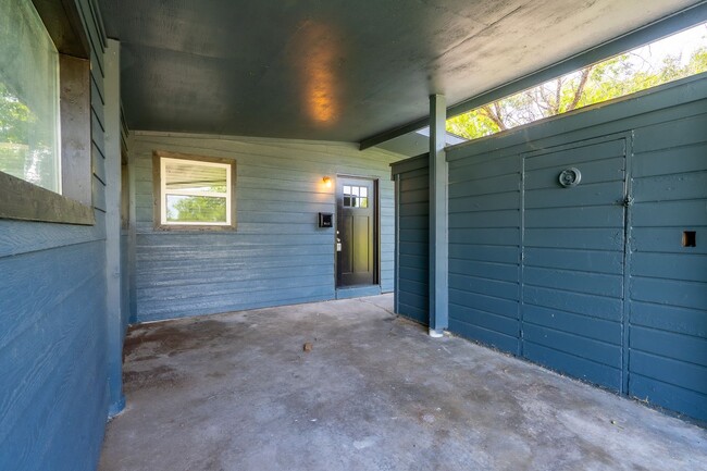 Building Photo - Unique Tulsa Home Available Now! 3 bedroom...
