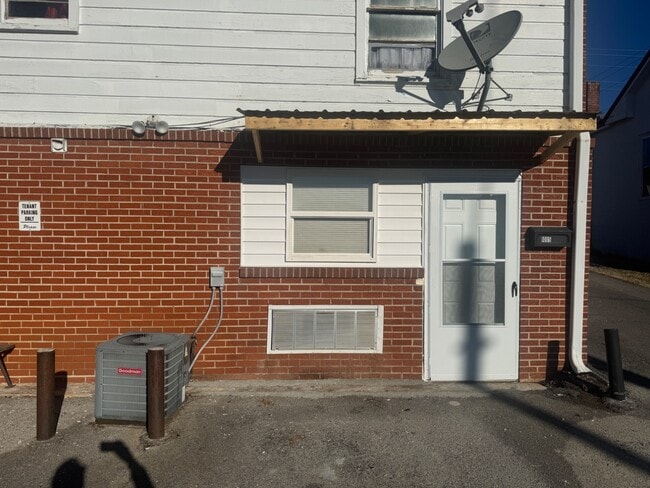 Building Photo - 1005 W 1st N St