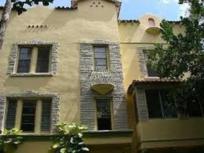 Building Photo - Renovated Art Deco Beauty!