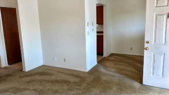 Building Photo - 2 bedroom 1 bath apartment very close to SUU!