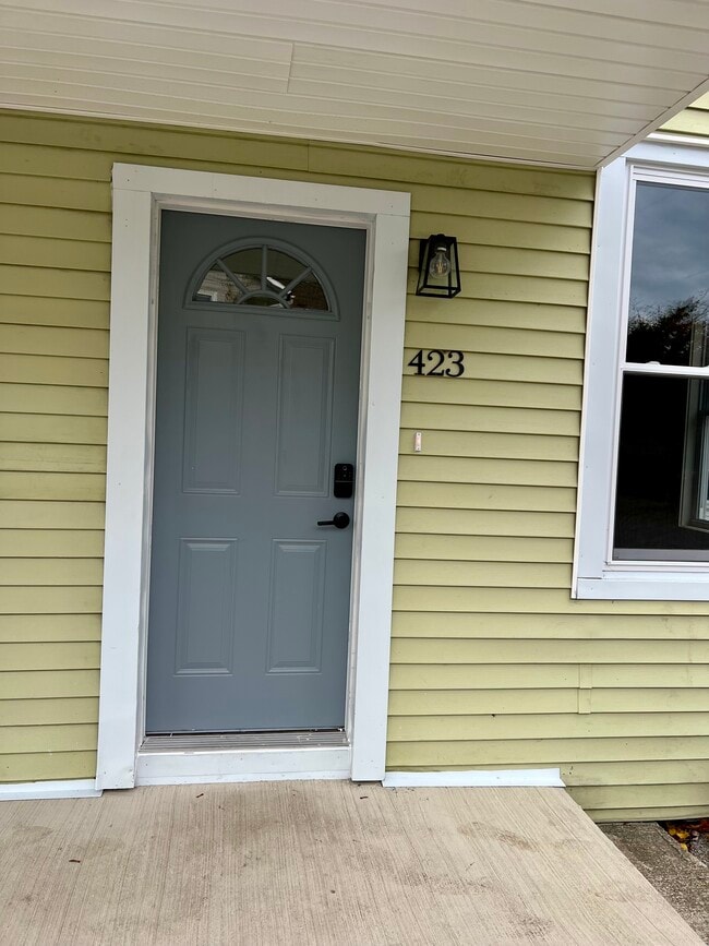 Building Photo - 423 Center St