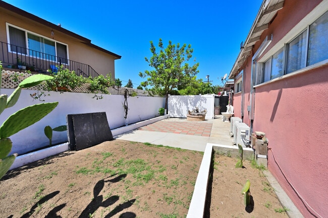 Building Photo - 326 E Olive Ave